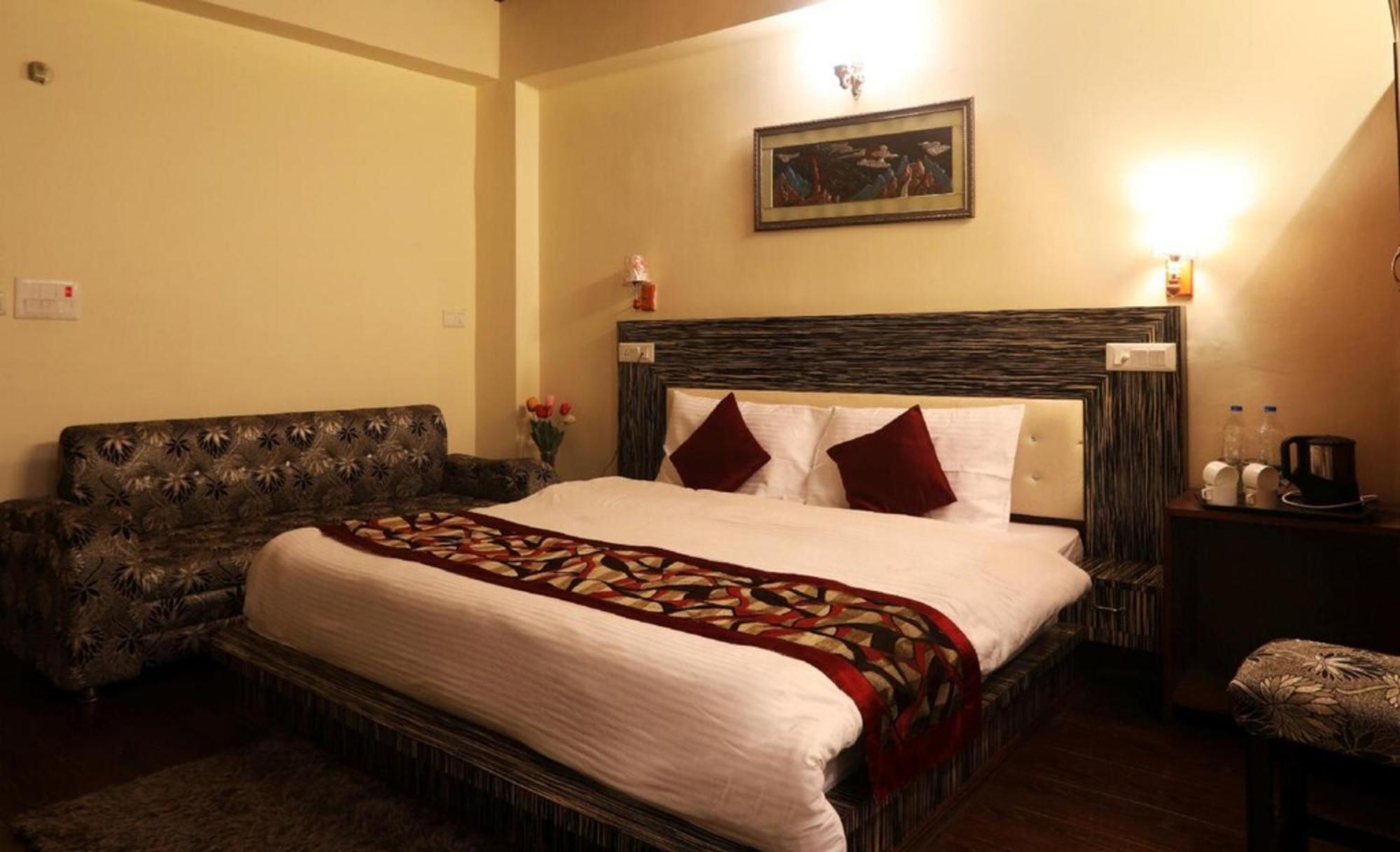 Goroomgo Moon Nainital Near Naini Lake - Parking & Lift Facilities -Hygiene And Spacious Room - Best Seller Kültér fotó